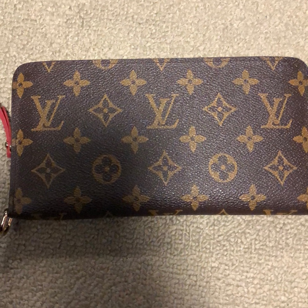 L. V.  Insolite wallet